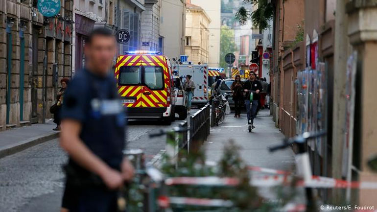 Χειροπέδες σε δύο υπόπτους για την έκρηξη του παγιδευμένου δέματος στη Λιόν