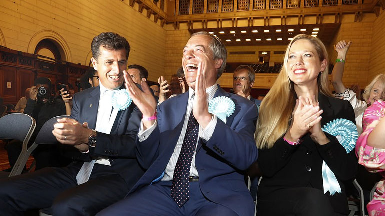 Ο Φάρατζ απαιτεί ρόλο στις συνομιλίες για το Brexit