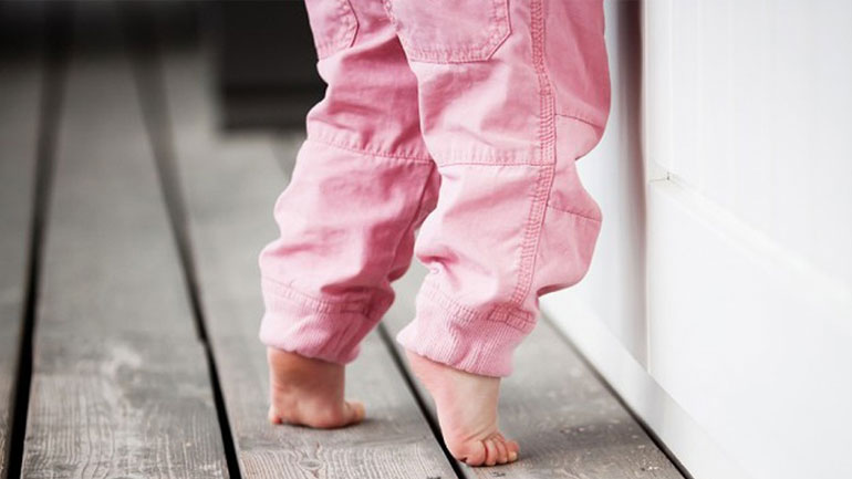 Γιατί το παιδί σας περπατάει στις μύτες;
