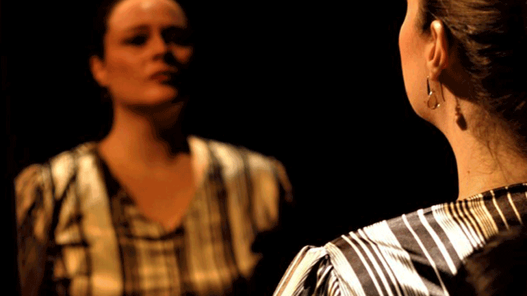 Τελευταίες παραστάσεις για το έργο «Η Βιολέτ στη γη» στο Studio Μαυρομιχάλη Τελευταίες παραστάσεις για το έργο «Η Βιολέτ στη γη» στο Studio Μαυρομιχάλη