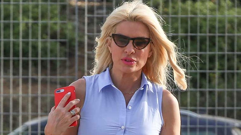 Η Ελένη Μενεγάκη ψήφισε Άνδρο! Δείτε την να ποζάρει με κόκκινο μπικίνι στην παραλία