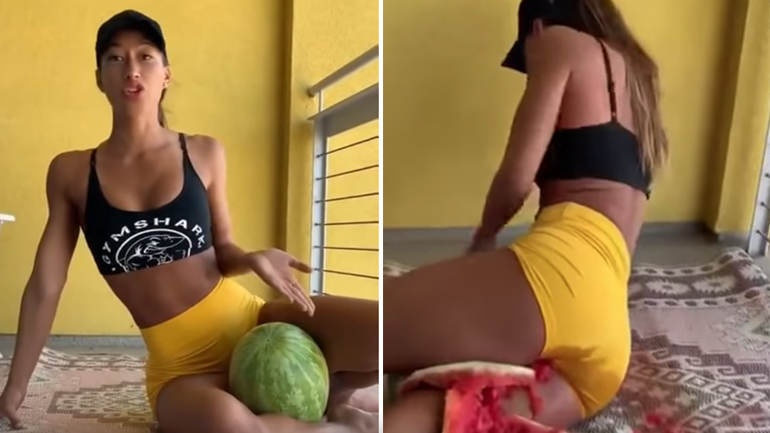 Γυναίκα σπάει καρπούζι με τους μηρούς της