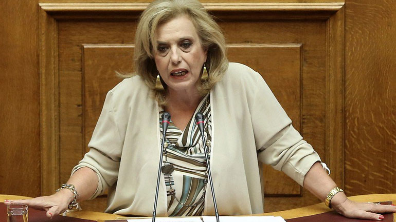 Με δάκρυα στα μάτια αποχωρεί…