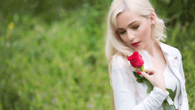 Η Κυριακή Δερέμπεη παρουσιάζει το νέο ορχηστρικό κομμάτι της  με τίτλο «Είσαι»