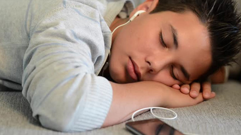 Αυτός είναι ο λόγος που δεν πρέπει να κοιμάστε με το κινητό κάτω από το μαξιλάρι