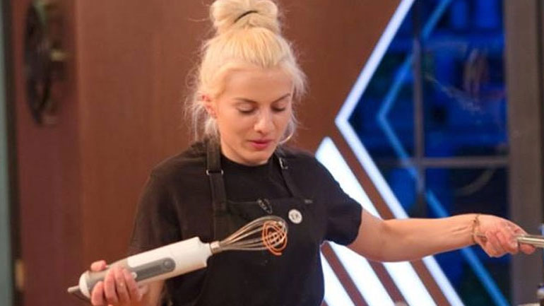 H Ασημίνα Ουστάλλι ποζάρει αγκαλιά με την κούκλα αδελφή της στην παραλία