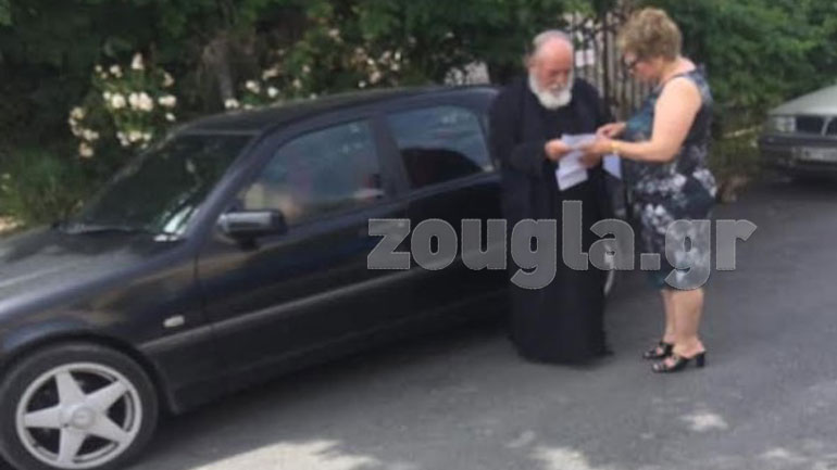 Ο παπάς που αντί για Αντίδωρο μοιράζει ψηφοδέλτια