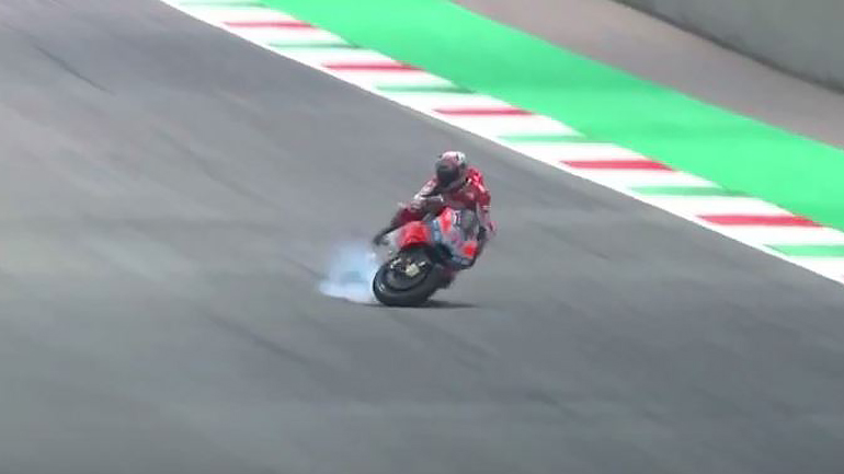 MotoGP: H τρομακτική πτώση του Pirro στο Mugello! MotoGP: H τρομακτική πτώση του Pirro στο Mugello!