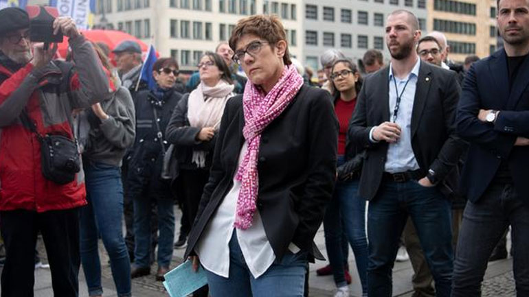 Σε δεινή θέση η πρόεδρος της CDU λόγω YouTube