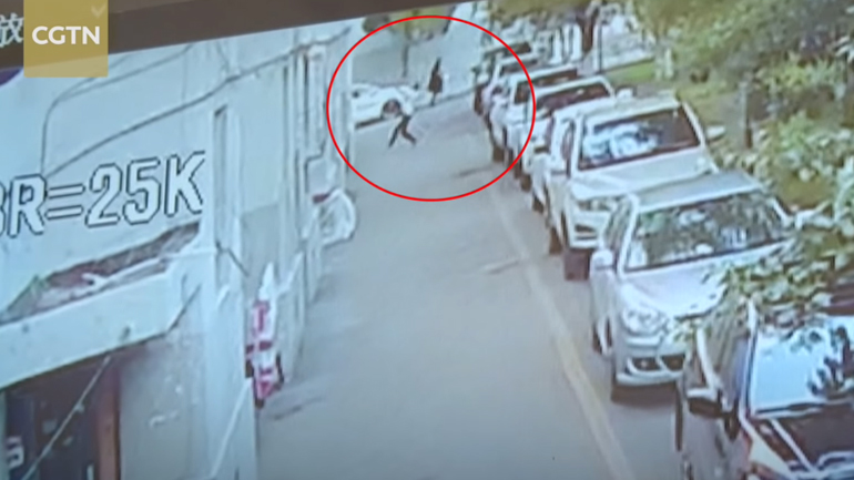 Άνδρας σώζει παιδί που πέφτει από τον 5ο όροφο