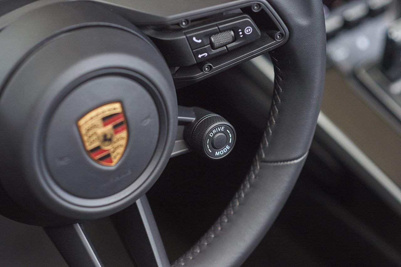 Από αυτόν τον περιστρεφόμενο διακόπτη στο τιμόνι επιλέγεις τη λειτουργία που θες να κινηθείς