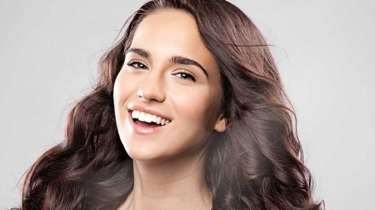 Πώς να απαλλαγείτε από τη λιπαρότητα στα μαλλιά σας μία και καλή