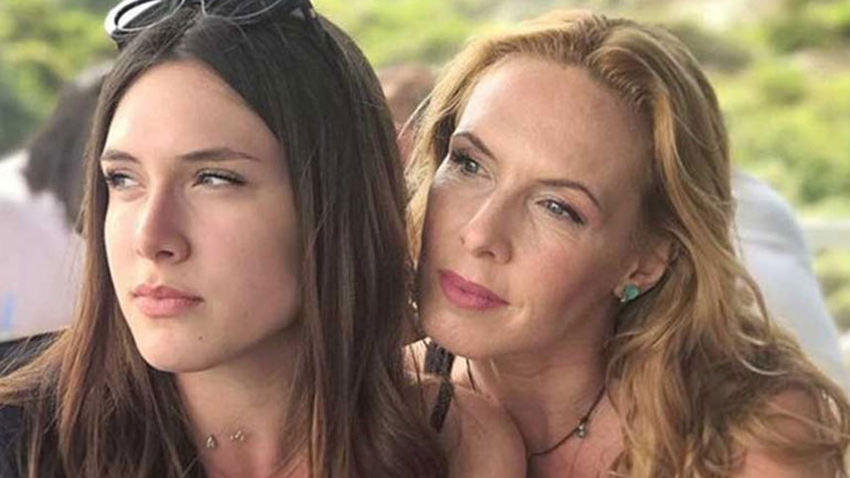 Η Εβελίνα Παπούλια έγινε σκίτσο από τα χέρια της κόρης της, Αφροδίτης Λιάντου!