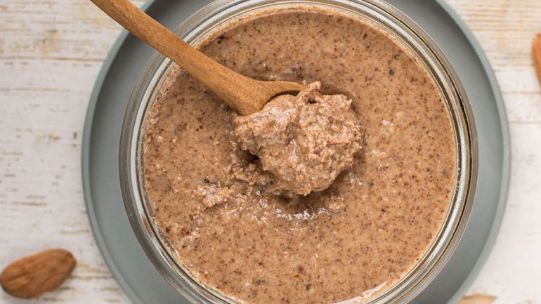 Homemade βούτυρο αμυγδάλου για απόλαυση με λίγες θερμίδες!