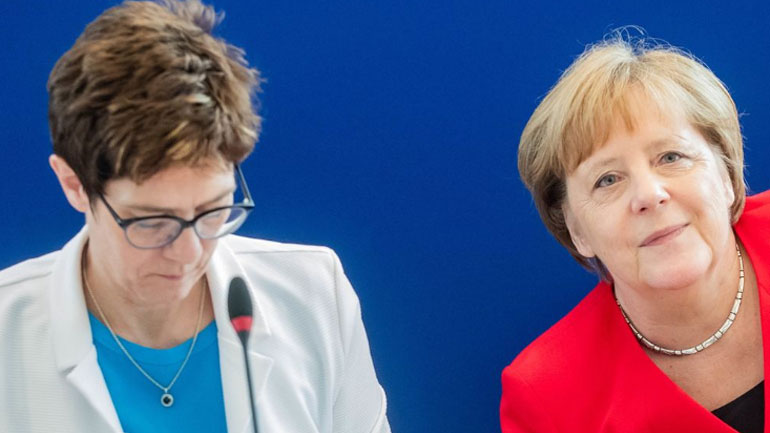 Die Welt: Η Α. Μέρκελ στο πλευρό της Κραμπ-Κάρενμπαουερ