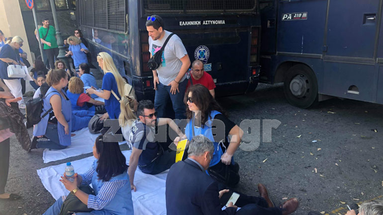 Μικροένταση στη συγκέντρωση διαμαρτυρίας της ΠΟΕΔΗΝ για τις καθαρίστριες στο Δρομοκαΐτειο