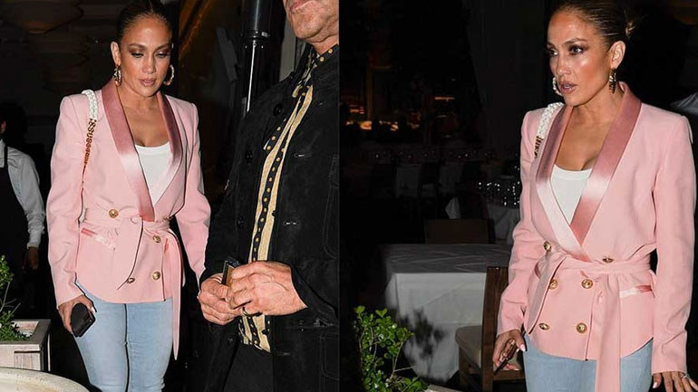 Jennifer Lopez: Δείτε πώς συνδύασε το ροζ blazer σε βραδινή της έξοδο