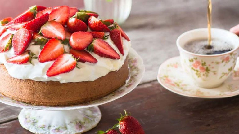 Aφράτο κέικ με φράουλες: Το τέλειο συνοδευτικό για τον καφέ!