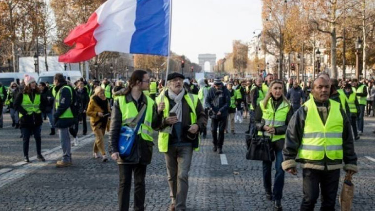 Τα «Κίτρινα Γιλέκα» έξω από αποθήκη της Amazon