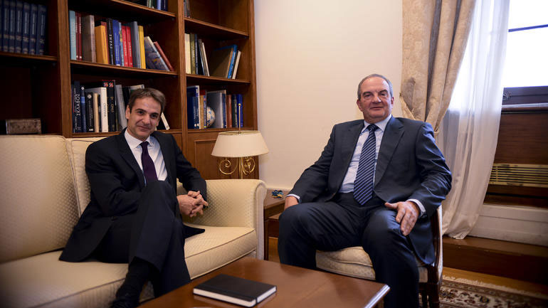 Συνάντηση Κυριάκου Μητσοτάκη – Κώστα Καραμανλή στη Βουλή