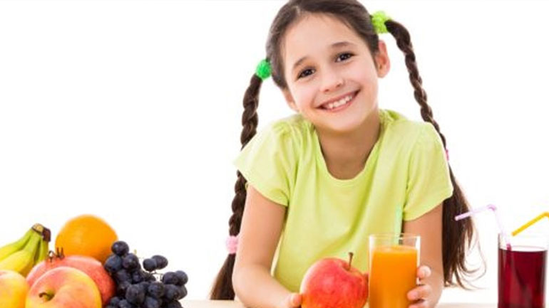 Πώς θα καταφέρετε το παιδί σας να φάει φρούτα;