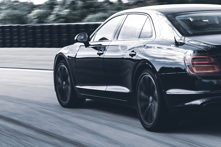 Για πρώτη φορά σε μοντέλο της Bentley θα δούμε σύστημα τετραδιεύθυνσης...