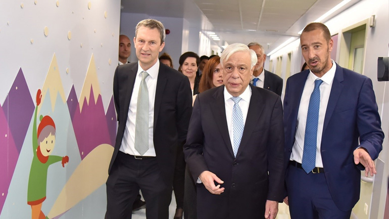 Ξενάγηση του Προέδρου της Δημοκρατίας Προκόπιου Παυλόπουλου στις δύο νοσηλευτικές μονάδες του 4ου ορόφου του Νοσοκομείου Παίδων «Η Αγία Σοφία» από τον Ντάμιαν Κόουπ, Διευθύνοντα Σύμβουλο του ΟΠΑΠ, και τον Εμμανουήλ Παπασάββα, Κοινό Διοικητή των Διασυνδεόμενων Παιδιατρικών Νοσοκομείων