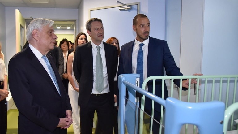 Ξενάγηση του Προέδρου της Δημοκρατίας Προκόπιου Παυλόπουλου στις δύο νοσηλευτικές μονάδες του 4ου ορόφου του Νοσοκομείου Παίδων «Η Αγία Σοφία» από τον Ντάμιαν Κόουπ, Διευθύνοντα Σύμβουλο του ΟΠΑΠ, και τον Εμμανουήλ Παπασάββα, Κοινό Διοικητή των Διασυνδεόμενων Παιδιατρικών Νοσοκομείων