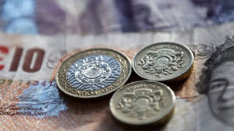 Προς τη μεγαλύτερη μηνιαία πτώση της οδεύει η στερλίνα