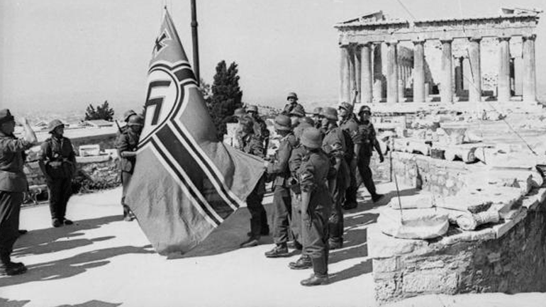 30 Μαΐου 1941: Πώς Μανώλης Γλέζος και Λάκης Σάντας κατέβασαν από την Ακρόπολη τη γερμανική σημαία