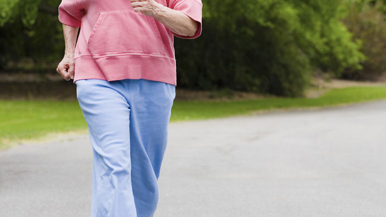 Αρκούν 4.400 βήματα τη μέρα για να μειώσουν τον κίνδυνο πρόωρου θανάτου στις ηλικιωμένες γυναίκες