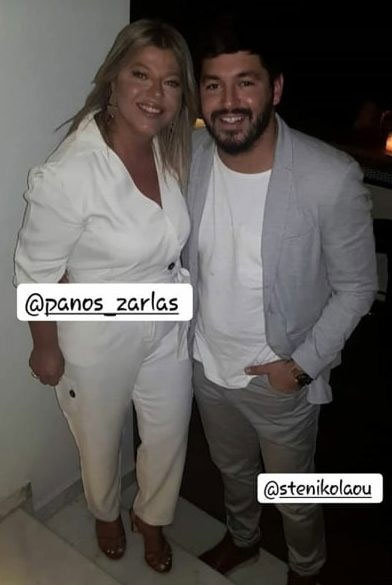 Η φωτογραφία που ανήρτησε η μητέρα του Πάνου Ζάρλα αγκαλιά με τον γιο της από το πάρτι-έκπληξη. Το εν λόγω στιγμιότυπο ανέβασε η ίδια σε story του λογαριασμού της στο Instagram.