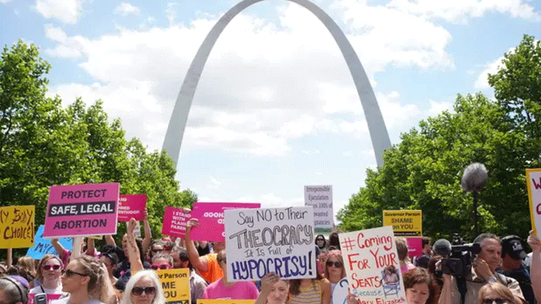 ΗΠΑ: Παρατάθηκε, προσωρινά, η άδεια λειτουργίας της τελευταίας κλινικής που κάνει αμβλώσεις στο Μιζούρι