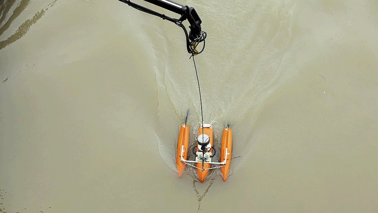 «Εξαιρετικά επικίνδυνες» οι επιχειρήσεις έρευνας για το ναυάγιο στον Δούναβη