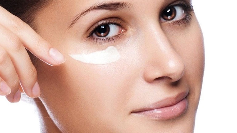 Έτσι πρέπει να εφαρμόζουμε την κρέμα ματιών!
