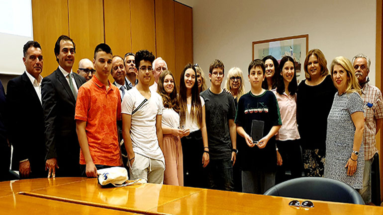 Μαθητές που διακρίθηκαν στον εθνικό διαγωνισμό γνώσεων για το χρήμα τίμησε η ΕΕΤ