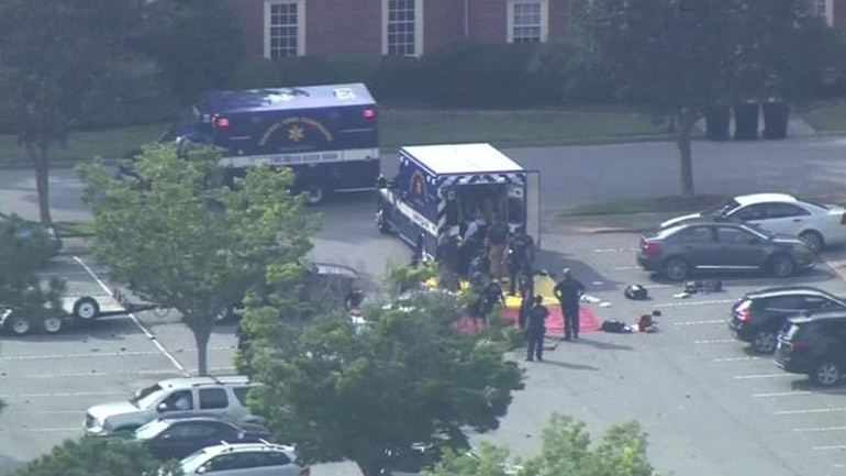 ΗΠΑ: «Δυσαρεστημένος» δημοτικός υπάλληλος ο δράστης του μακελειού στη Βιρτζίνια Μπιτς ΗΠΑ: «Δυσαρεστημένος» δημοτικός υπάλληλος ο δράστης του μακελειού στη Βιρτζίνια Μπιτς