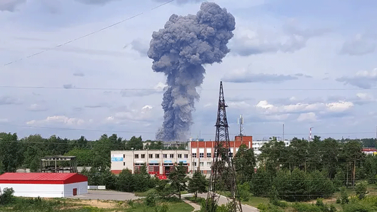 Ρωσία: Κατασβέστηκε η πυρκαγιά στο εργοστάσιο Κριστάλ – Στους 79 οι τραυματίες από τις εκρήξεις
