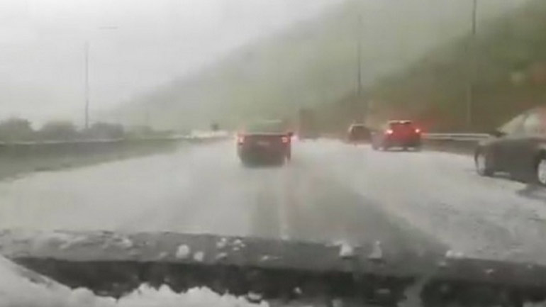 Κοζάνη: Σφοδρή χαλαζόπτωση στα διόδια Πολυμύλου