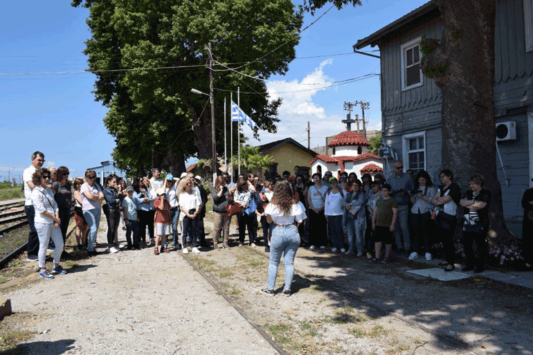 Έναρξη της διαδρομής στον Γαλλικό Σταθμό. Ο τόπος που σηματοδοτεί τη γέννηση αυτής της πόλης. Η ομάδα πολιτιστικής ερμηνείας εισαγάγει το κοινό στις λεπτομέρειες και το σκοπό της διαδρομής. 