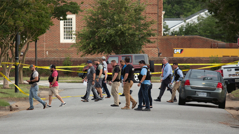 ΗΠΑ: Η Βιρτζίνια Μπιτς θρηνεί για τους νεκρούς της και αναζητά απαντήσεις για τα κίνητρα του δράστη