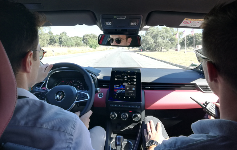 Με τον ειδικό της Renault δοκιμάζουμε το σύστημα ημιαυτόνομης οδήγησης