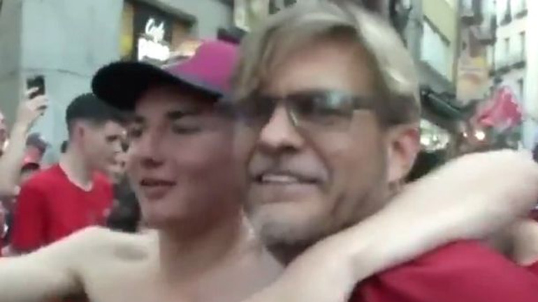 Φρενίτιδα με τον σωσία του Κλοπ στη Μαδρίτη!