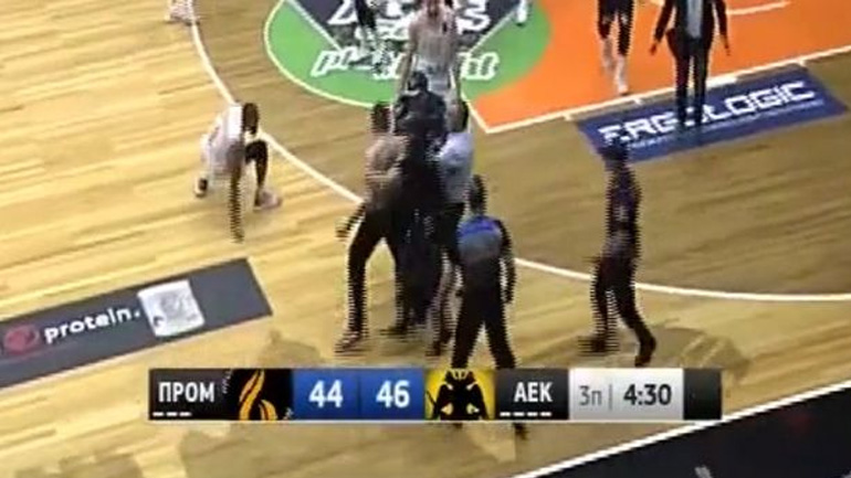 Οπαδός της ΑΕΚ εισέβαλε στο παρκέ την ώρα του αγώνα!