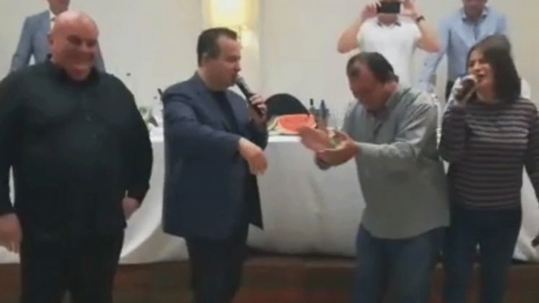 Ο Σέρβος ΥΠΕΞ τραγούδησε «Μη μου θυμώνεις μάτια μου»