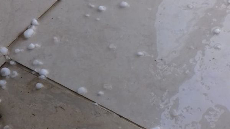 Ισχυρή χαλαζόπτωση στη Θεσσαλονίκη Ισχυρή χαλαζόπτωση στη Θεσσαλονίκη