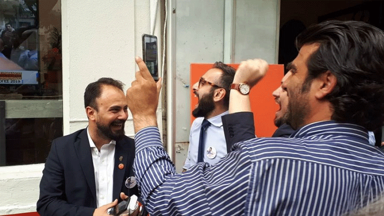 Θεσσαλονίκη: Πανηγυρισμοί στο εκλογικό κέντρο του Κωνσταντίνου Ζέρβα