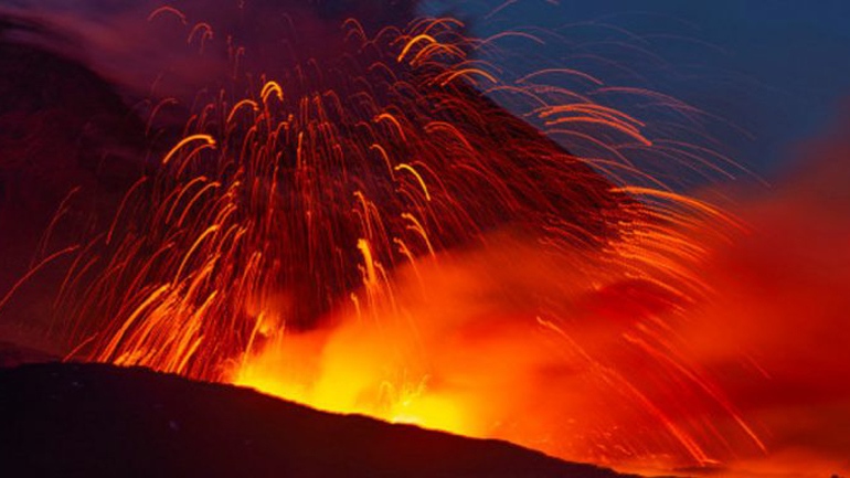 Εντυπωσιακό βίντεο από την Αίτνα: Εκτοξεύεται λάβα και τέφρα