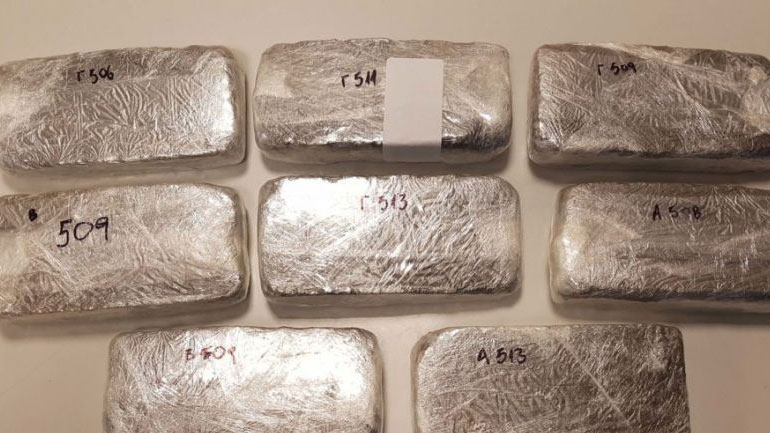 Θεσσαλονίκη: Χειροπέδες σε 32χρονη που έκρυβε δέματα ηρωίνης και κοκαΐνης στο σπίτι της