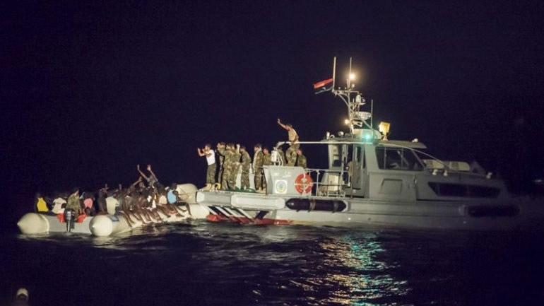 Νέο ναυάγιο ανοιχτά της Λιβύης – Δύο νεκροί και 25 αγνοούμενοι